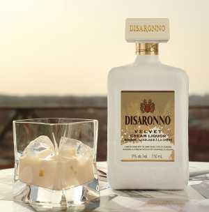 A bottle of Disaronno Velvet and a glass of Disaronno Velvet over ice
