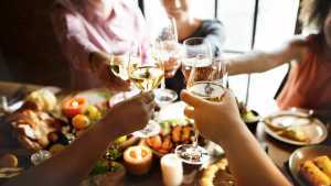 Dinner party and restaurant etiquette examples | People cheersing