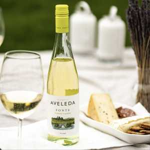 Aveleda Fonte Vinho Verde white with cheese and crackers