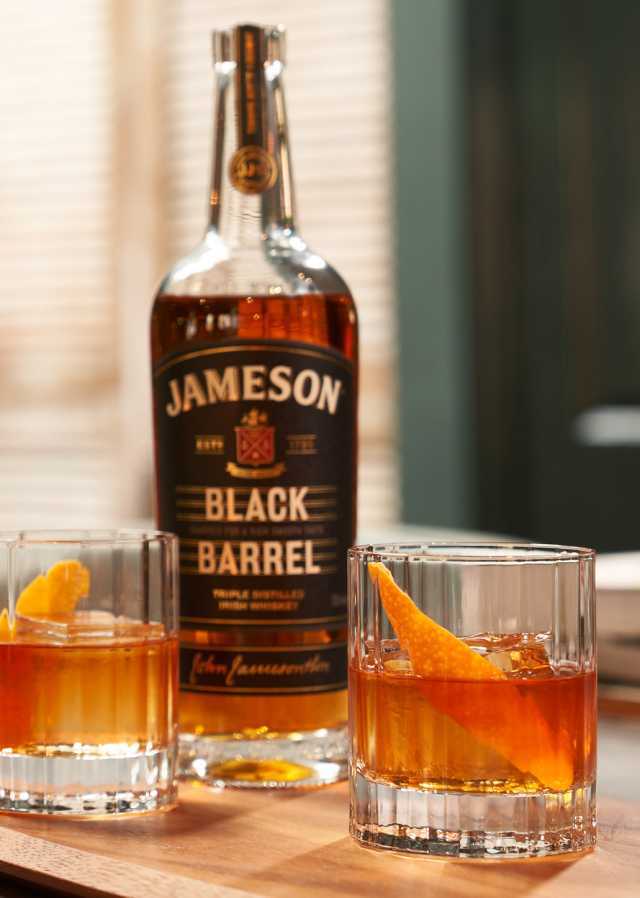 Irish whisky | Jameson Black Barrel in two glasses