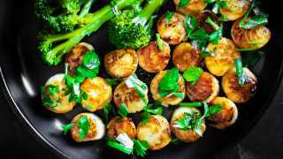 Quick dinner ideas | Garlic Butter Scallops with Broccolini