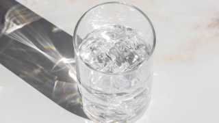 Sparkling water | Water glass with ice