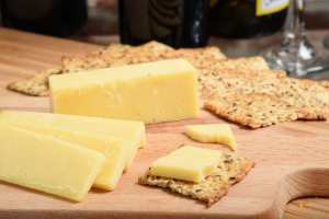 How to serve cheddar cheese made with Ontario milk