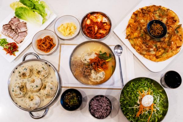 Korean restaurants Toronto | Soup and other dishes at Myeongdong Gyoza Kalguksu