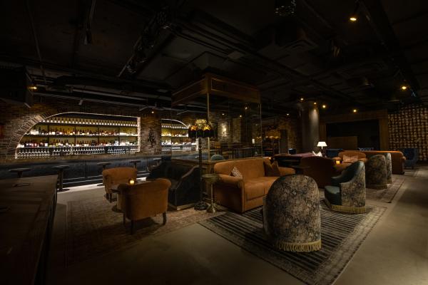 Restaurants and bars with live music in Toronto | Sofa seating inside The Black Pearl