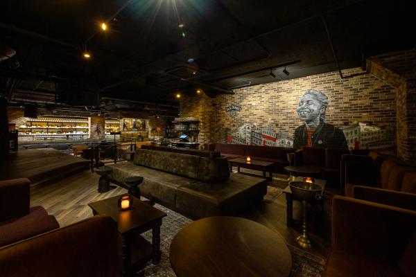 Restaurants and bars with live music in Toronto | A wall mural and lounge seating inside The Black Pearl