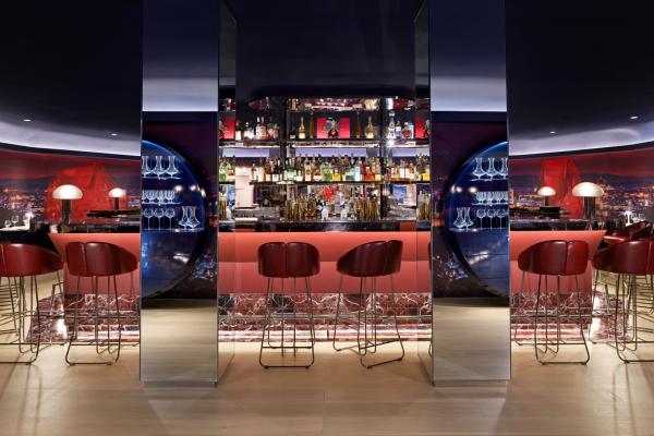Restaurants with art | Mirrors glint around the bar at Sofia