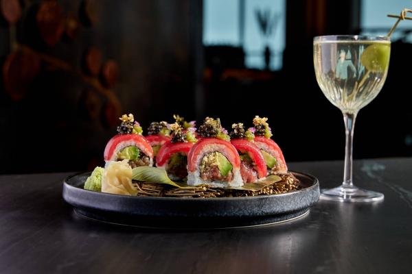 Aera | Creamy tuna crunch roll with caviar Aera | Creamy tuna crunch roll with caviar
