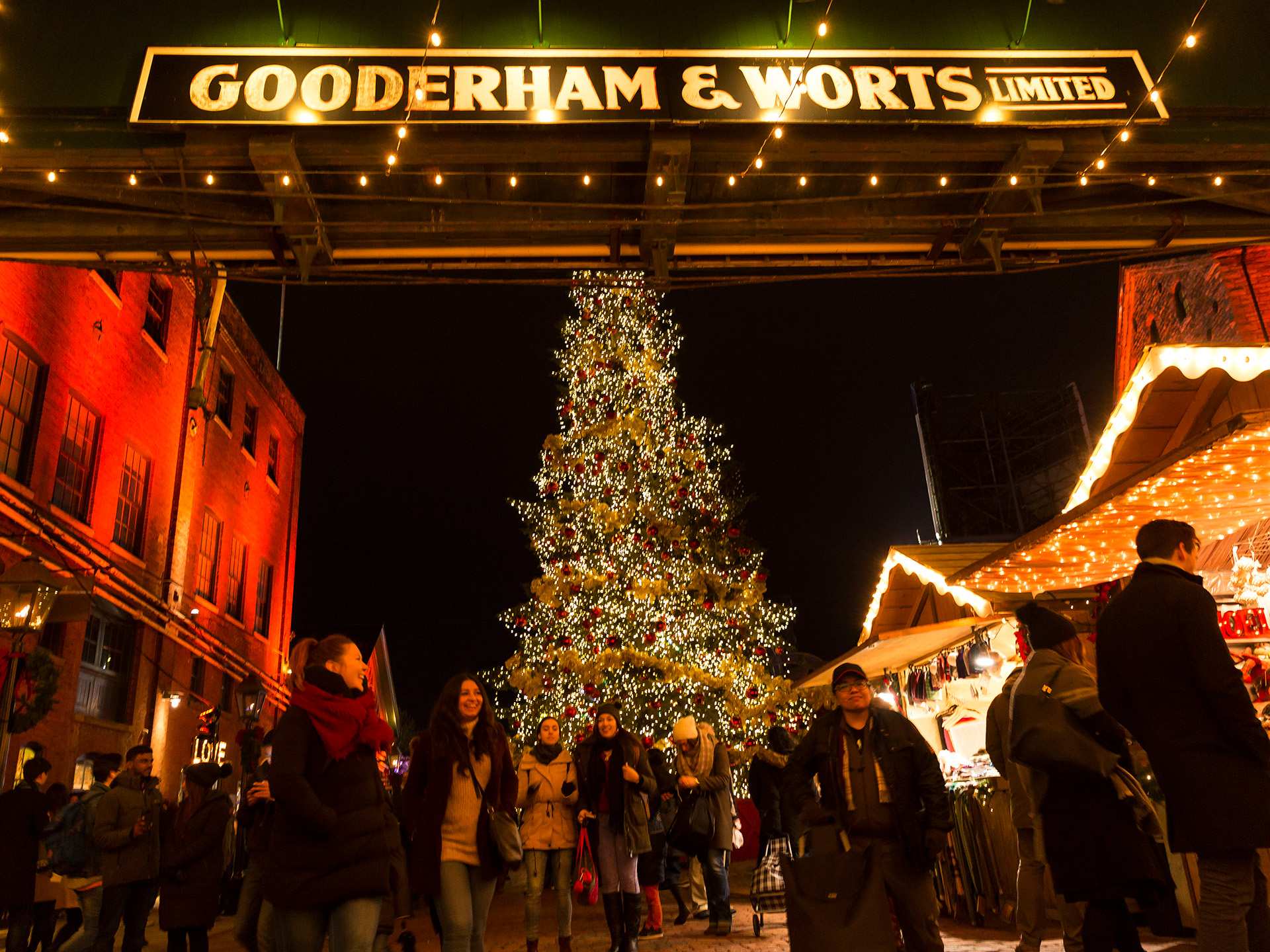 Toronto Christmas markets | The tree at night at the Distillery Winter Village Toronto holiday pop-up