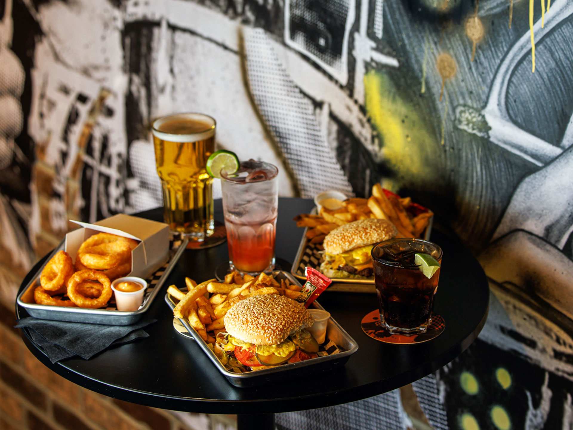 Best restaurants and bars around King West | Burgers and fries at The Black Pearl