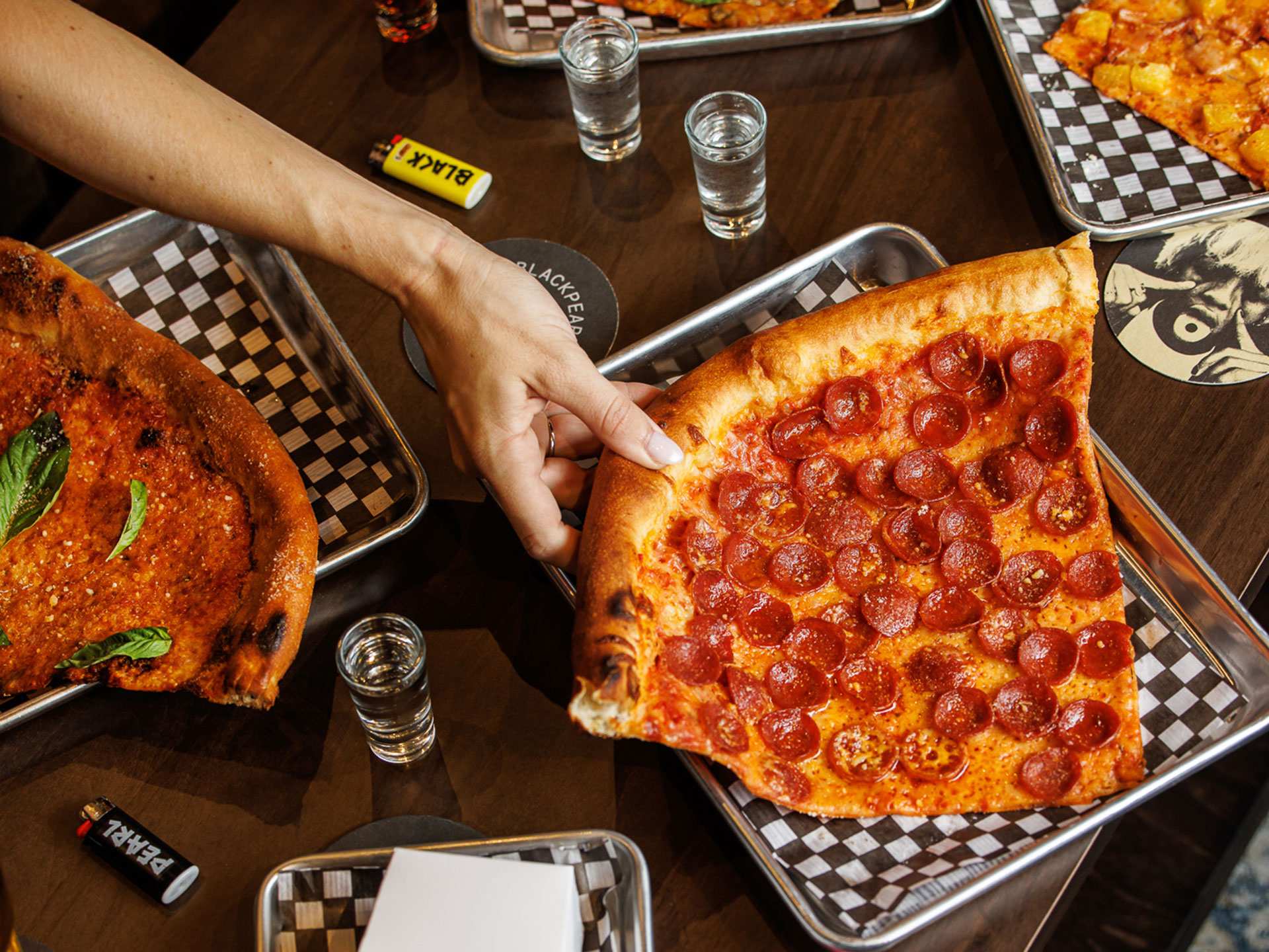 Best restaurants and bars around King West | Pizza at The Black Pearl