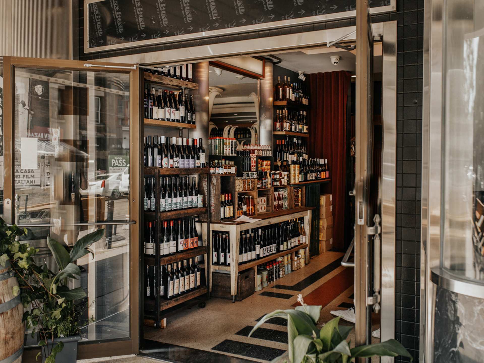 Toronto bottle shops and alcohol stores | The entrance of Bottega Volo in Littly Italy, Toronto