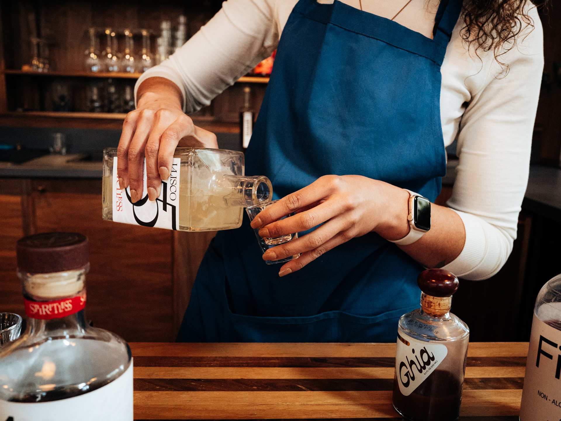 A Sobr Market staff member pouring a non-alcoholic spirit sample