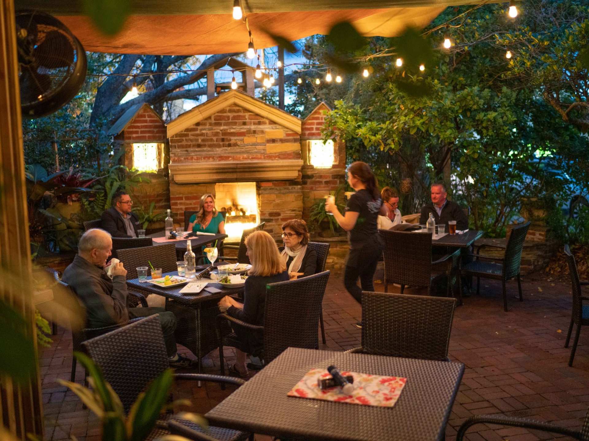 Guests enjoying a dinner al fresco on Amelia Island