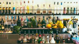 Toronto Alcohol delivery | Alcohol bottles behind a bar