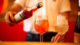 How to make the perfect warm weather cocktail, an Aperol Spritz