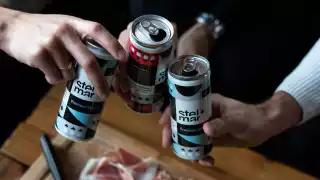 Three friends cheers with Stel and Mar wine in a can