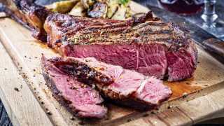 A juicy piece of steak on a cutting board | How to cook steak, steak cuts and more according to Damien Cochez of Côte de Beouf