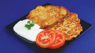 Toronto's best latkes | A plate of latkes with sour cream and tomatoes from Daiter's
