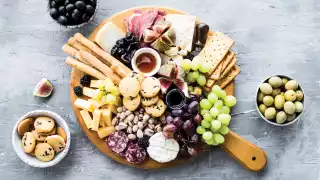 How to make the perfect holiday charcuterie board | Flat lay of charcuterie board with meat, cheese and garnishes How to make the perfect holiday charcuterie board | Flat lay of charcuterie board with meat, cheese and garnishes