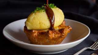 Restaurant Review: The Rabbit Hole in downtown Toronto | Steak & Mushroom Pie