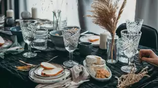 Dinner party and restaurant etiquette examples | A beautiful table setting with crystal glasses