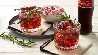 Christmas cocktails | Kiss Under the Mistletoe