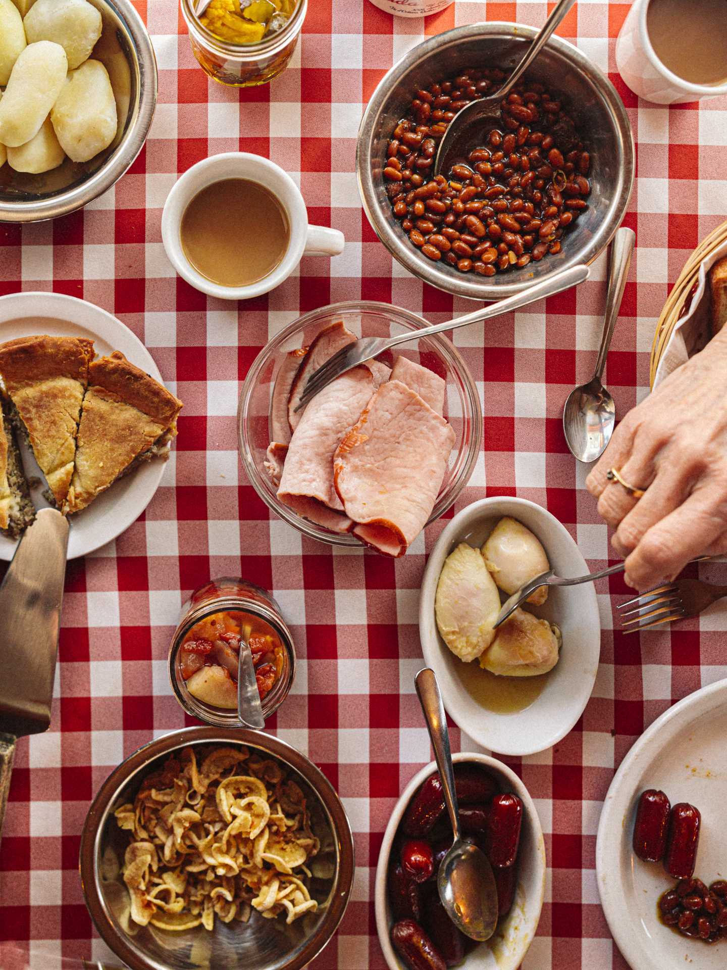 A table of different Québecois dishes