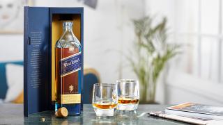 5 of the best whisky gifts at LCBO | Jonnie Walker Blue Label with two glasses