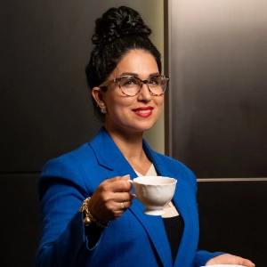 Hoda Paripoush holding a cup of tea