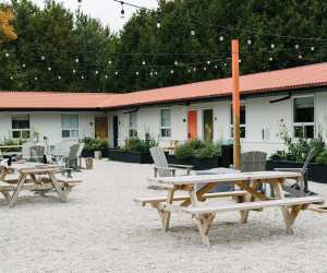 Penny's Motel in Thornbury, Ontario | Outdoor courtyard with picnic benches
