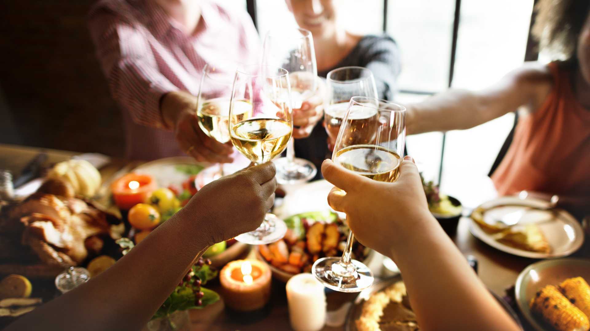 Dinner party and restaurant etiquette examples | People cheersing
