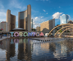 Things to do in Toronto this August 2021 | The Toronto sign and fountain in Nathan Phillips Square