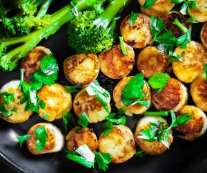 30 minute recipes | Garlic Butter Scallops with Broccolini