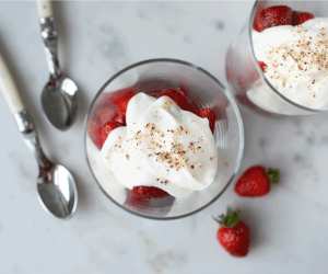 Recipes with five ingredients or less | Strawberry dessert with almond cream sauce